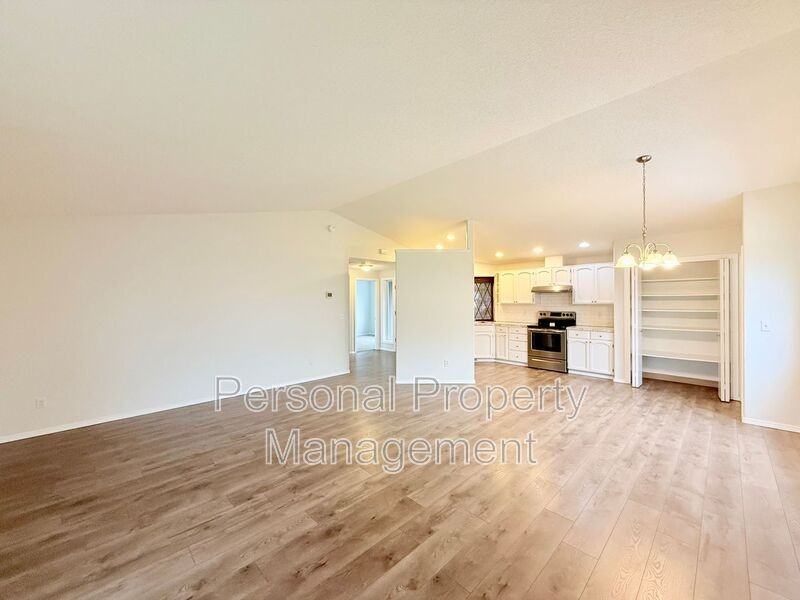 10411 Ne 66th St - Photo 3 of 22