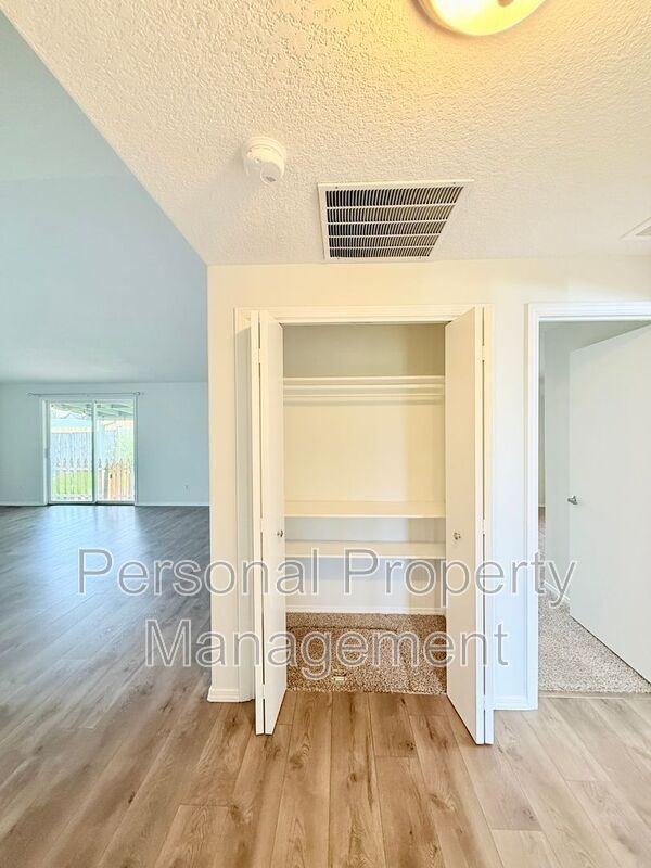 10411 Ne 66th St - Photo 5 of 22