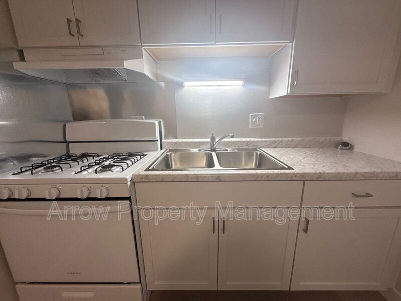 5725 S 14th St - Photo 3 of 7