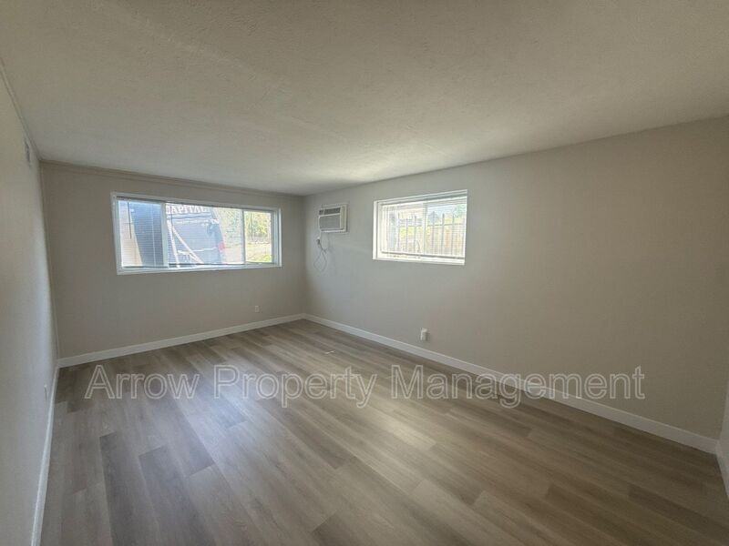 5725 S 14th St - Photo 5 of 7