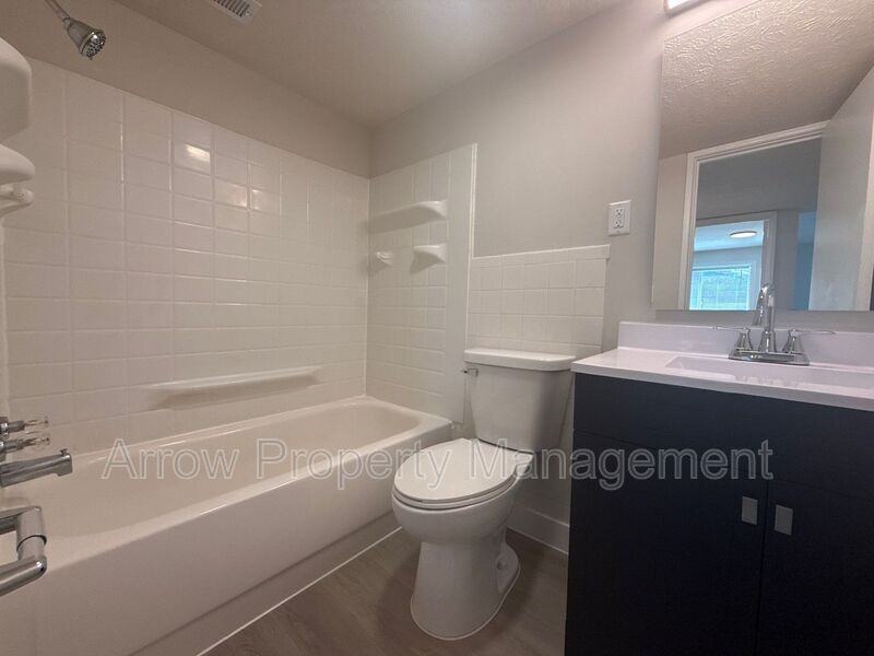 5725 S 14th St - Photo 6 of 7