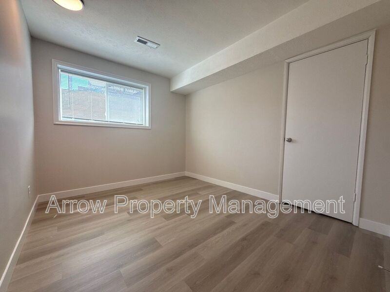 5725 S 14th St - Photo 7 of 7