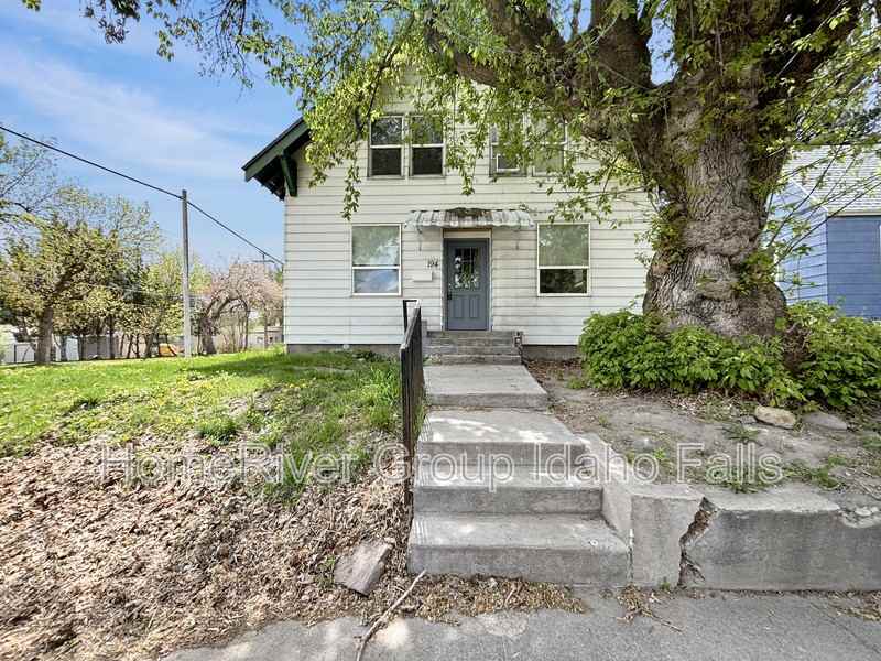 194 7th St #1