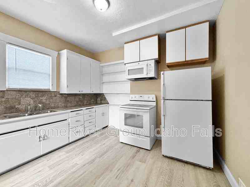 194 7th St #1 - Photo 2 of 20