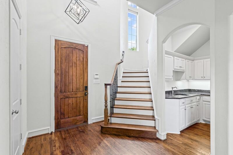 5552 Martel Ave - Photo 3 of 23