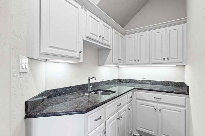 5552 Martel Ave - Photo 4 of 23