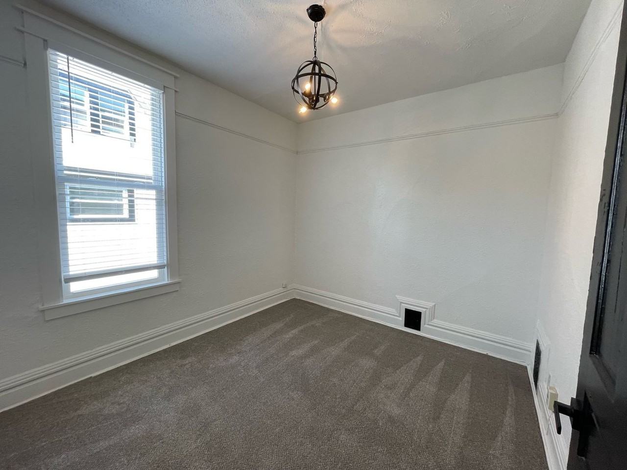 2521 N Murray Ave - Photo 2 of 5