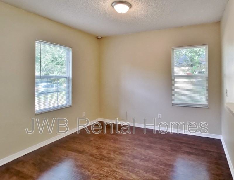 1609 W 24th St - Photo 4 of 14