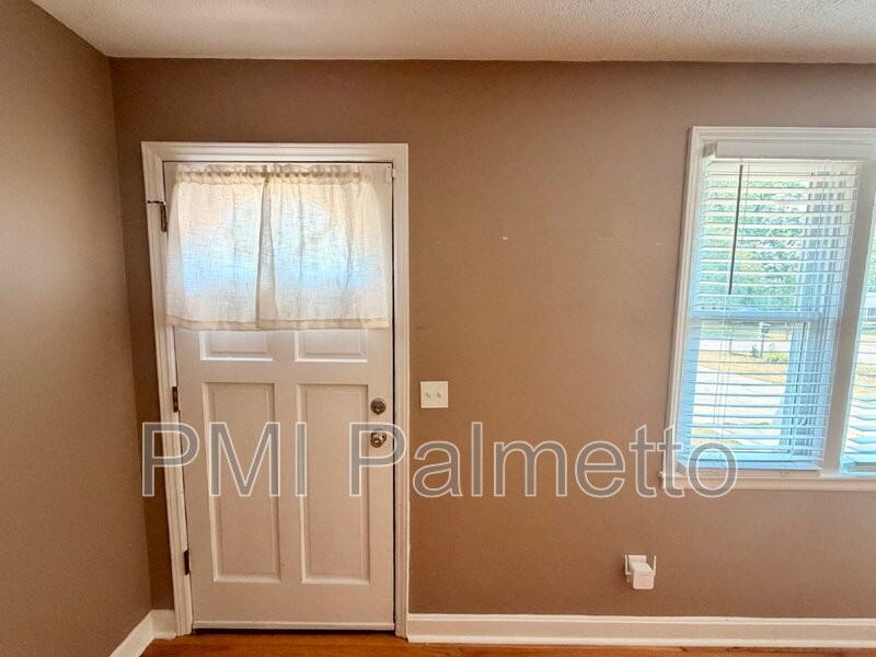 1727 Sandra Dr - Photo 3 of 33