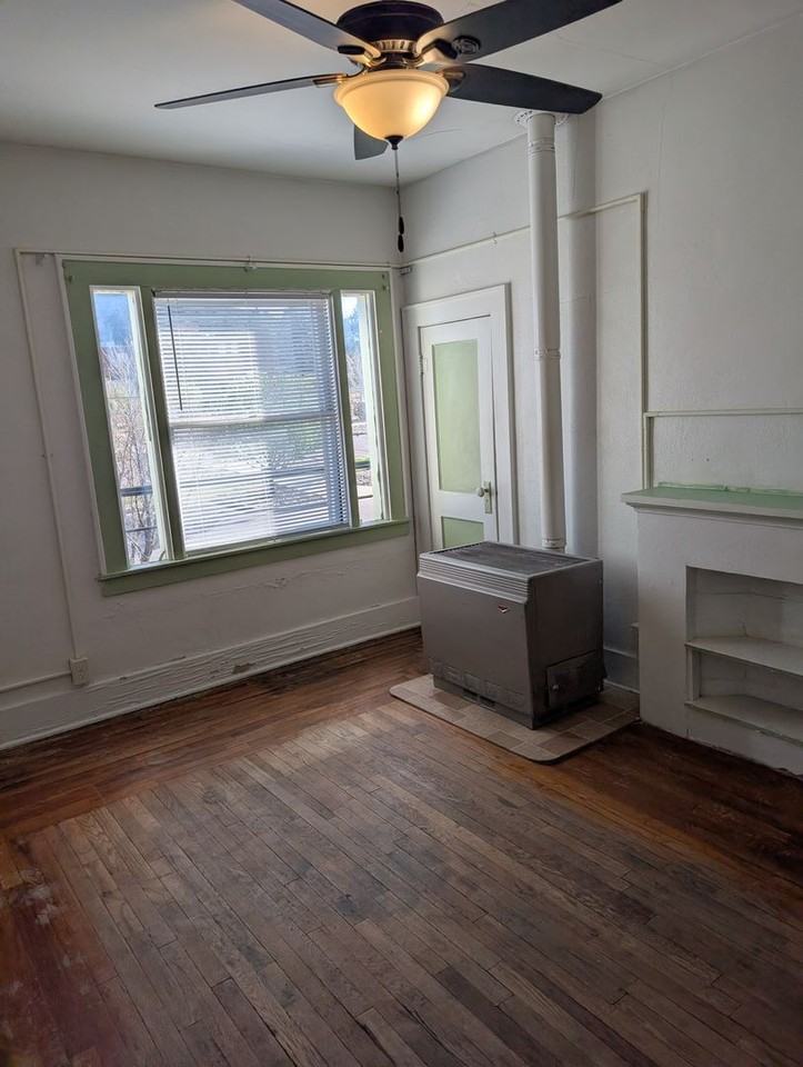 811 1/2 6th St - Photo 2 of 11