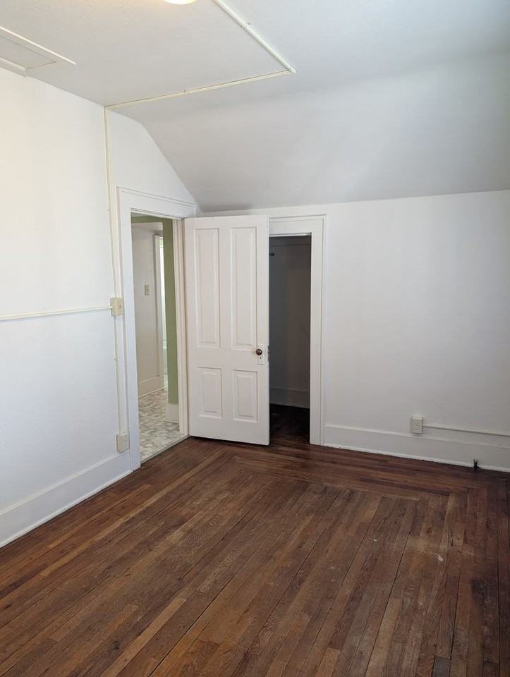 811 1/2 6th St - Photo 5 of 11