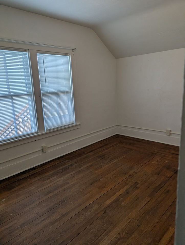 811 1/2 6th St - Photo 6 of 11