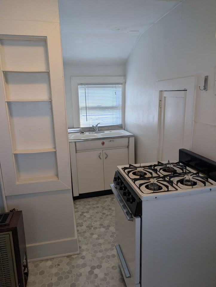 811 1/2 6th St - Photo 7 of 11
