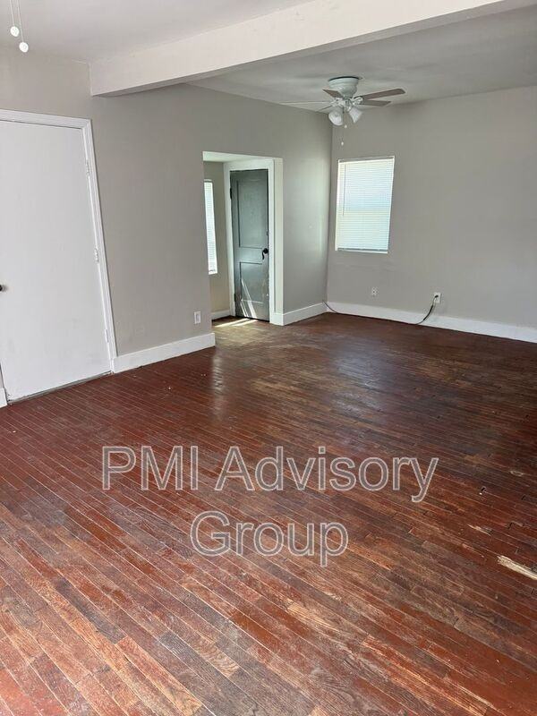 612 Se 28th St - Photo 2 of 5