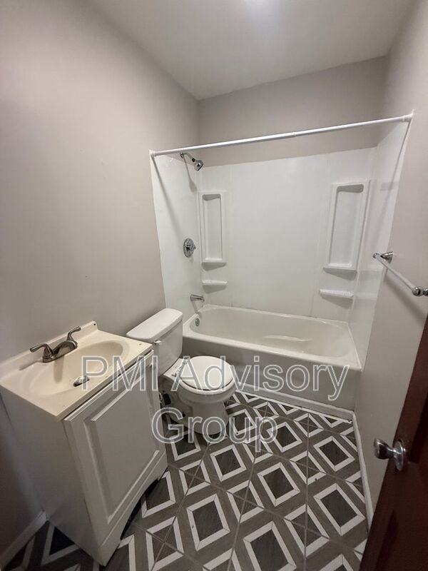 612 Se 28th St - Photo 3 of 5