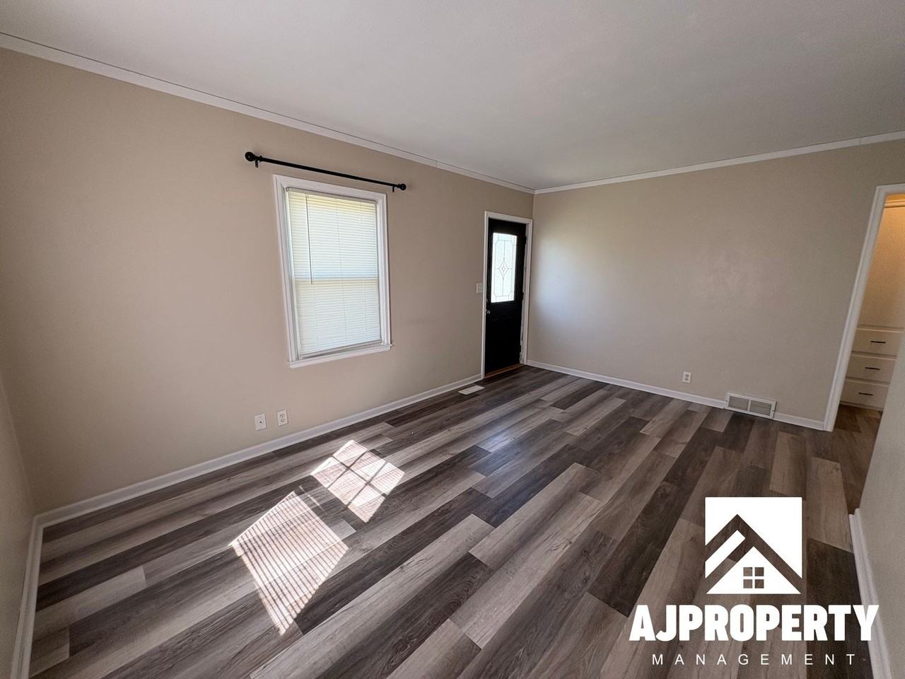 809 E Presentation St - Photo 4 of 21