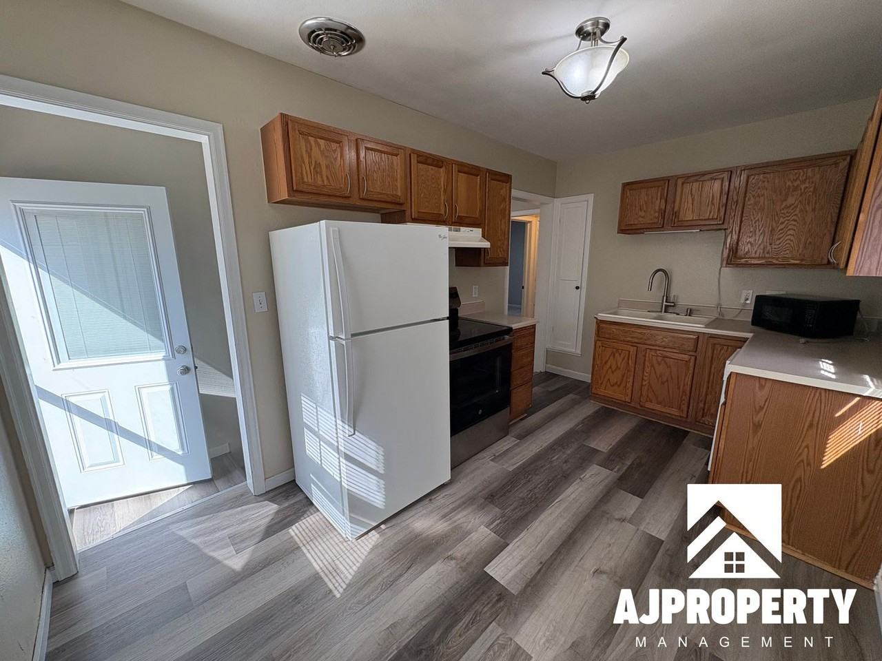 809 E Presentation St - Photo 5 of 21