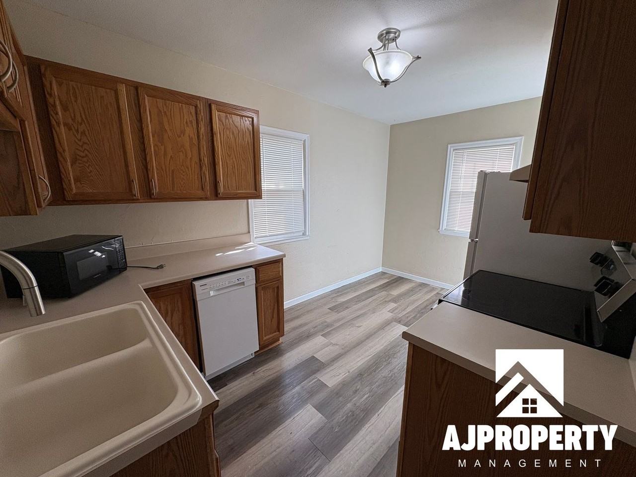 809 E Presentation St - Photo 6 of 21