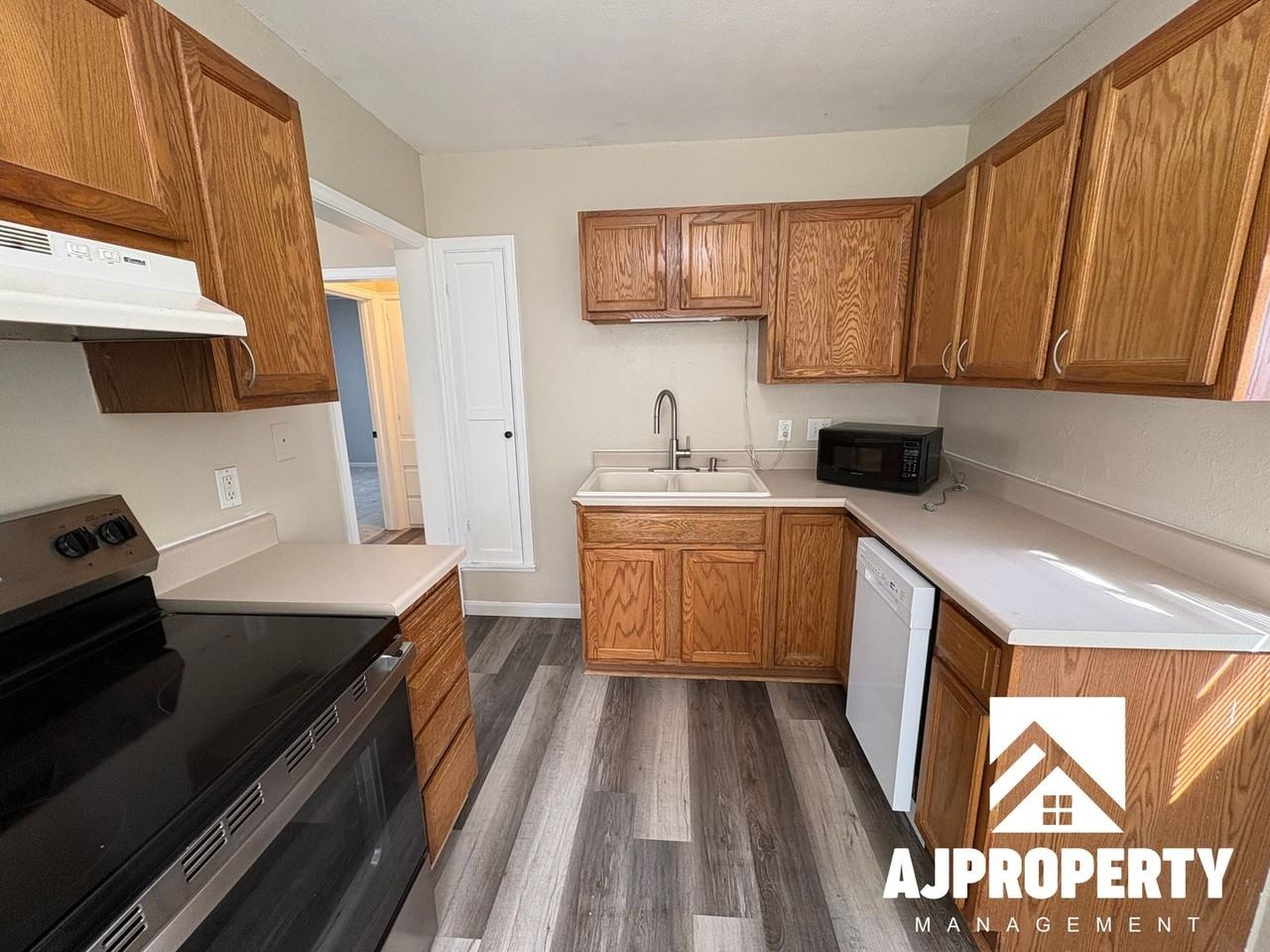 809 E Presentation St - Photo 7 of 21