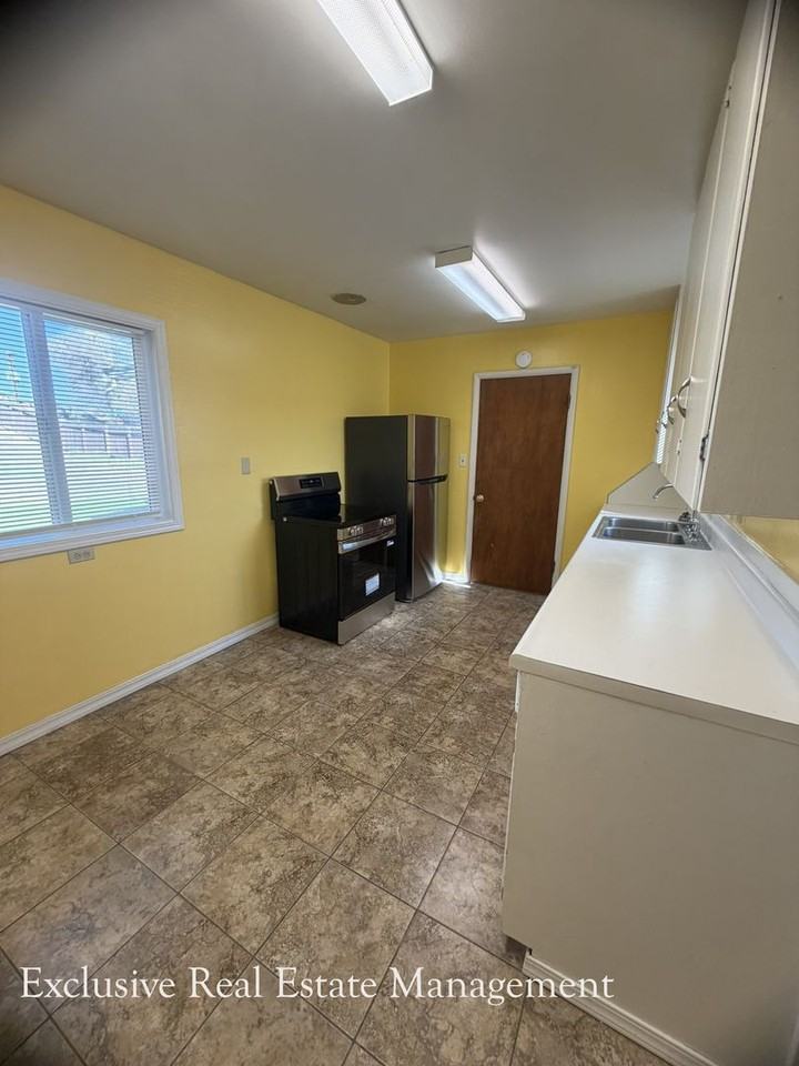1616 Dayton St - Photo 5 of 13