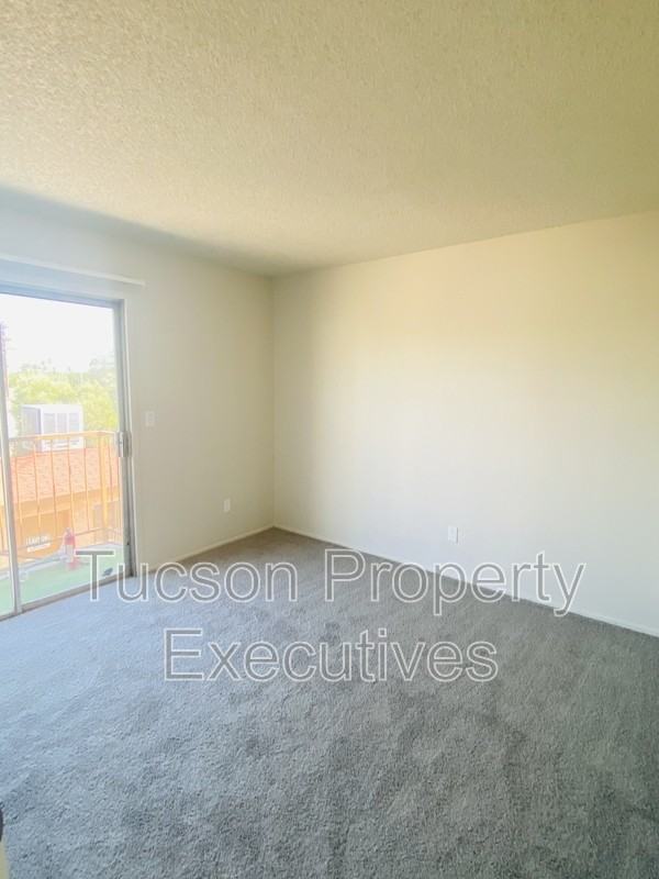 660 S Tucson Blvd - Photo 7 of 11