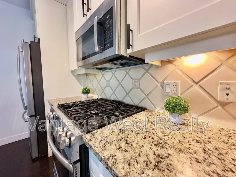 4038 Pritchard Dr N - Photo 2 of 35