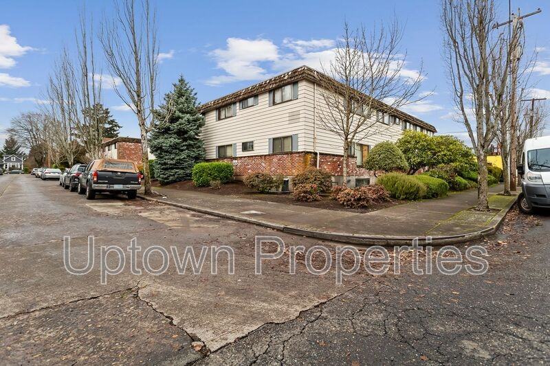 8063 Ne Flanders St - Photo 2 of 15