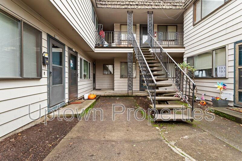 8063 Ne Flanders St - Photo 3 of 15
