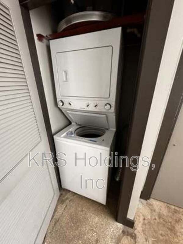 123 Pine St #8 - Photo 3 of 8