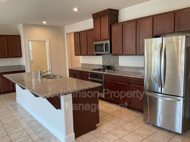 644 Albany St - Photo 3 of 17