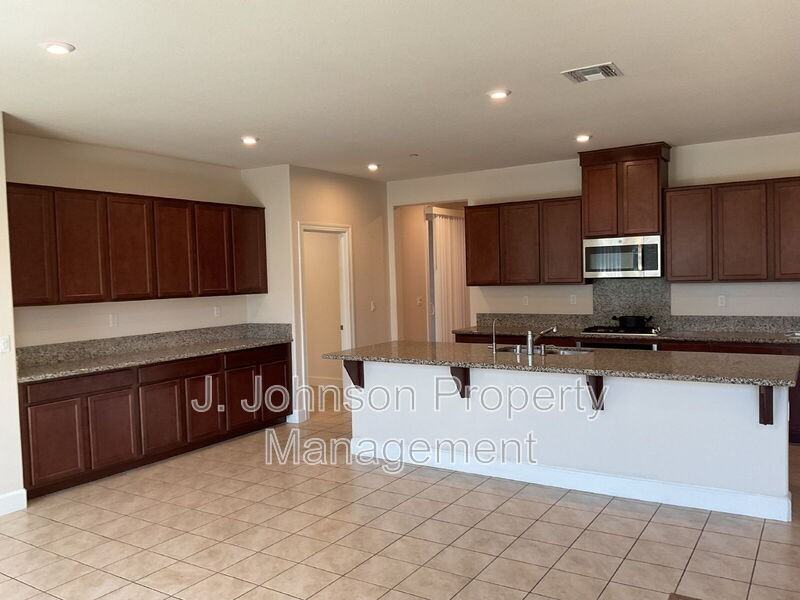 644 Albany St - Photo 4 of 17