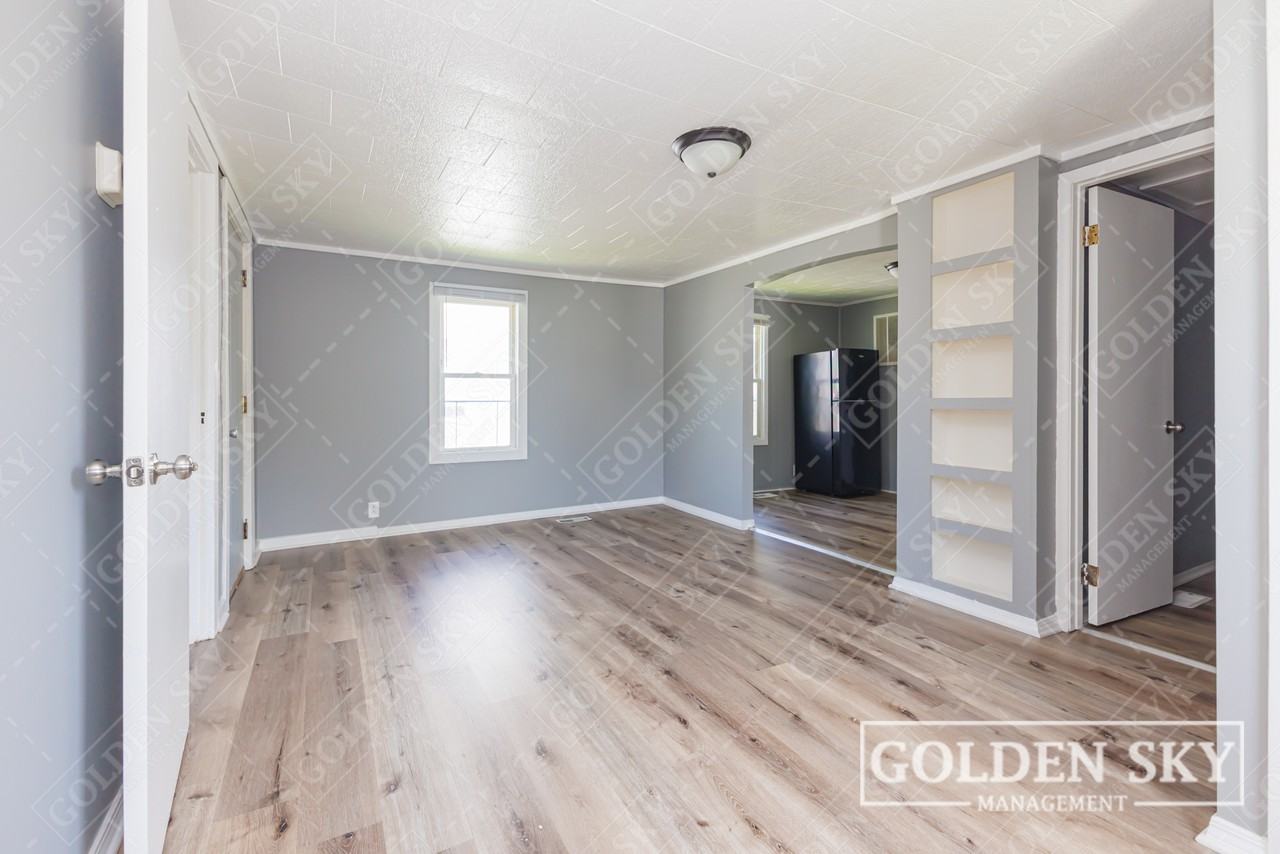 113 East 1st Street - Photo 4 of 10