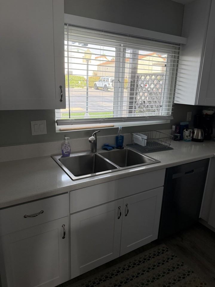 615 Law Street - Photo 7 of 18
