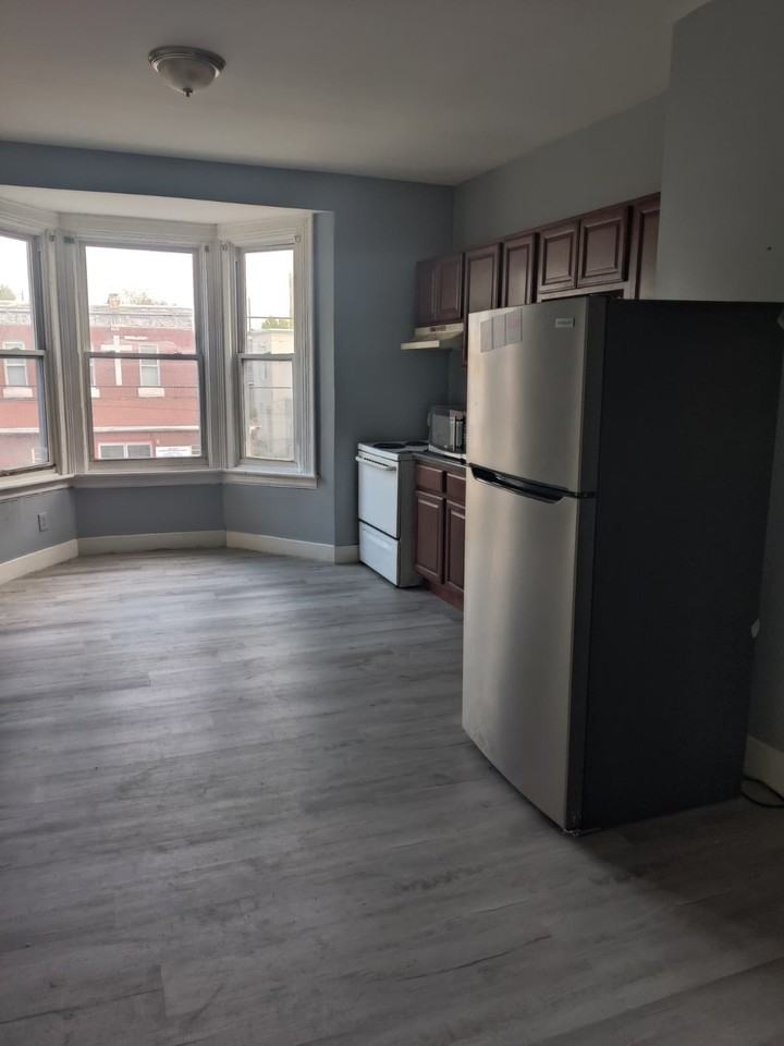 5210 Master Street - Photo 5 of 10