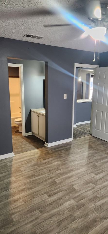 Colony West - Photo 5 of 9