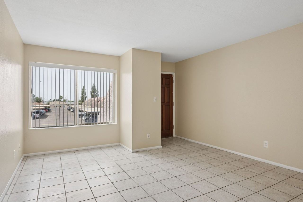 1927 E Hampton Ave #216