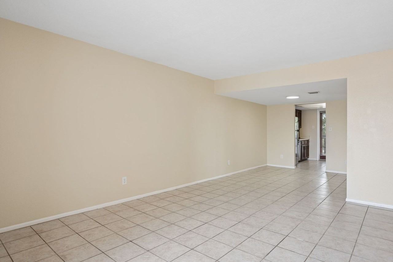 1927 E Hampton Ave #216 - Photo 5 of 23