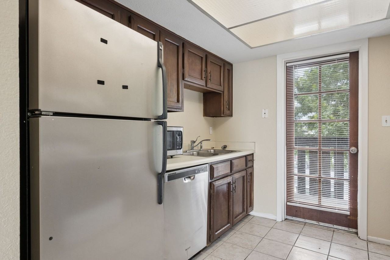 1927 E Hampton Ave #216 - Photo 7 of 23