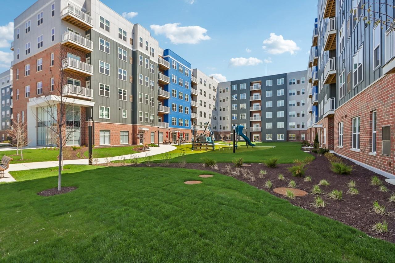 The View at Huxley Yards - Photo 2 of 37