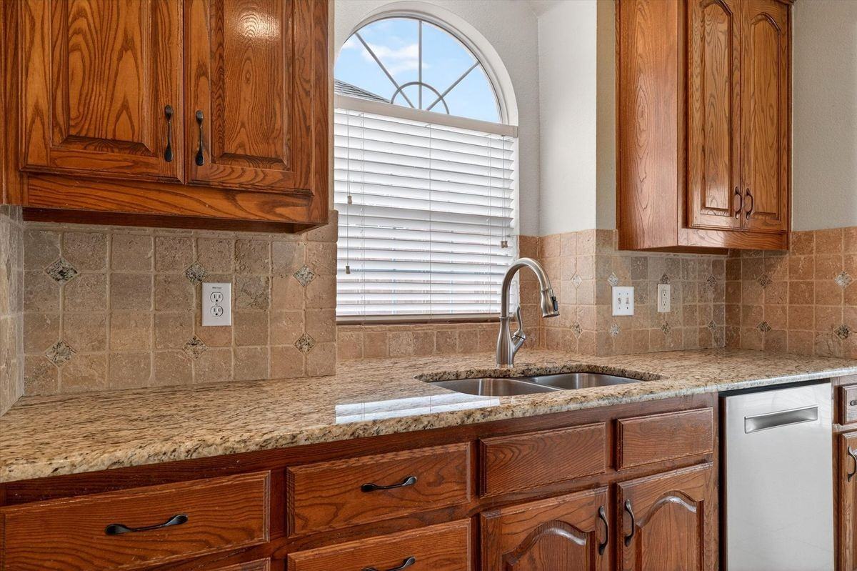 3004 Teal Ln - Photo 3 of 32