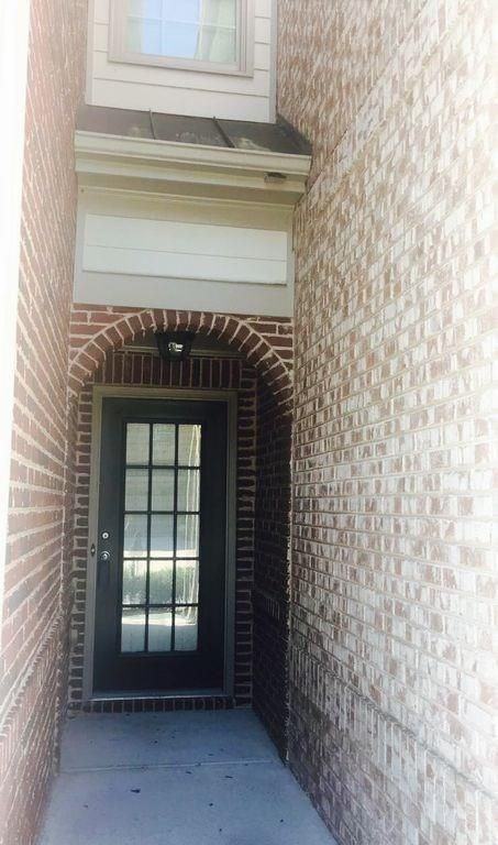 1664 Oakbrook Lake Dr - Photo 2 of 6