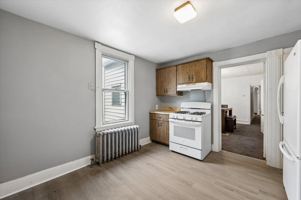 1147 Potter St - Photo 7 of 15