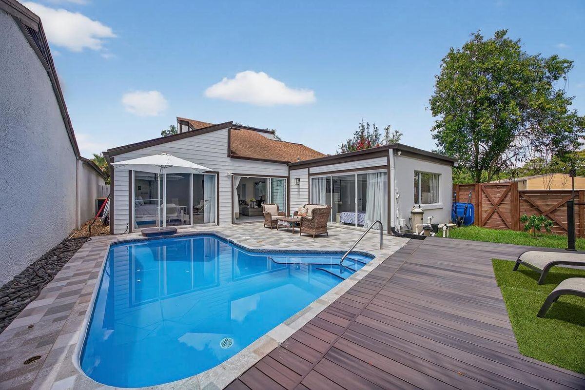 7805 Baymeadows Cir W - Photo 2 of 3