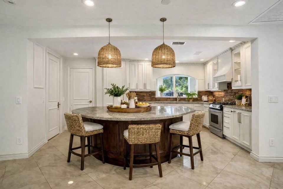 2425 Fryer Pt - Photo 3 of 30