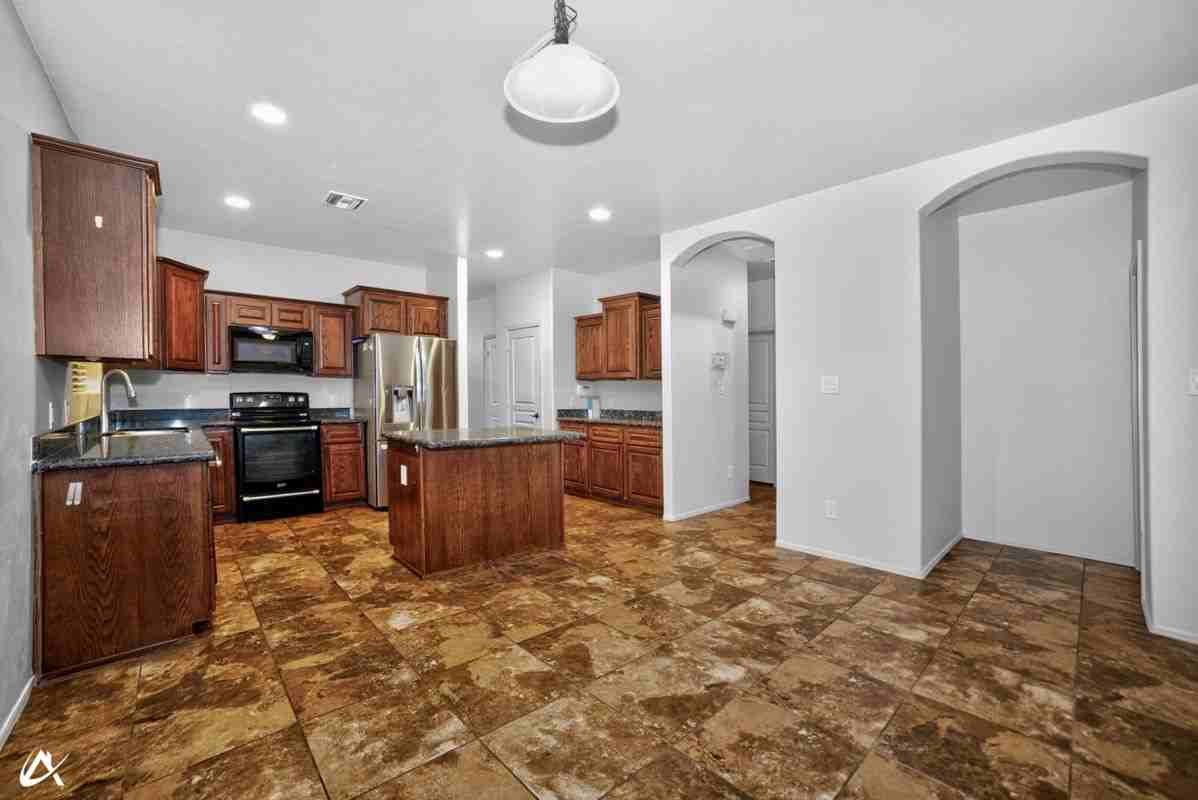 2523 S 41st Ave - Photo 6 of 40