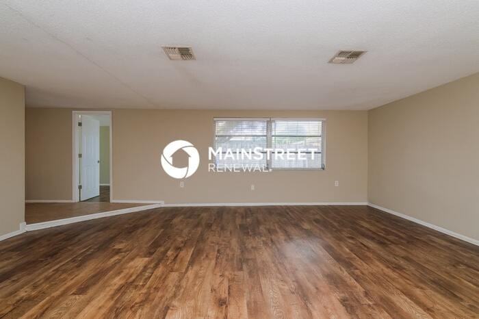 9141 Suffolk Ln - Photo 4 of 16