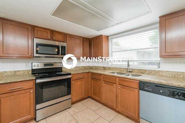 9141 Suffolk Ln - Photo 5 of 16