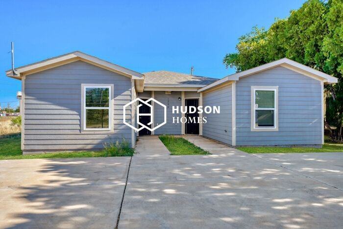 1204 36th St #B - Photo 3 of 14