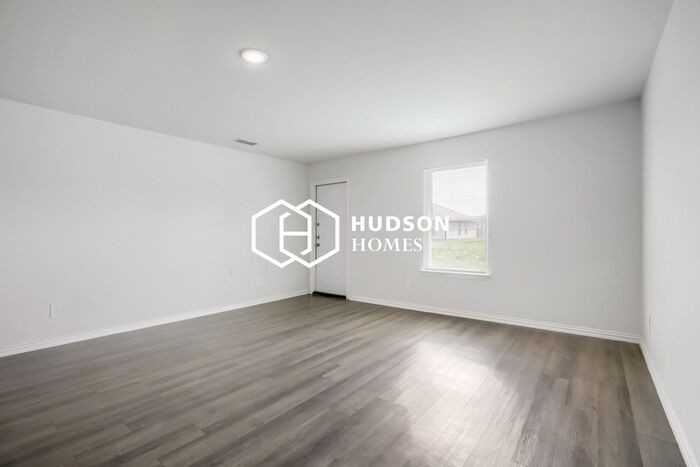813 S Sutton St - Photo 3 of 14