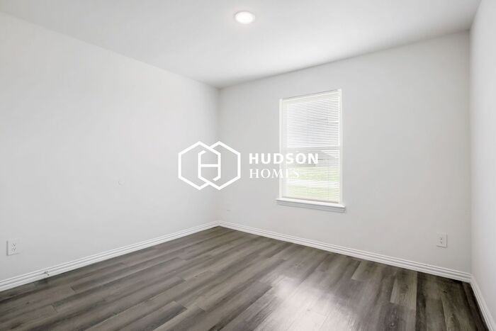 813 S Sutton St - Photo 7 of 14